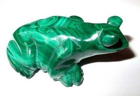 幸运护身符形状的绿色孔雀石蛙